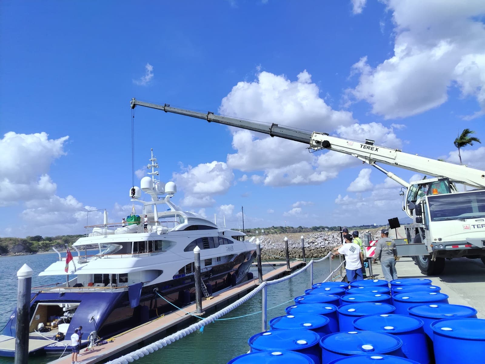 Izado de Piezas en Marina de Vista Mar, Coclé, Panamá