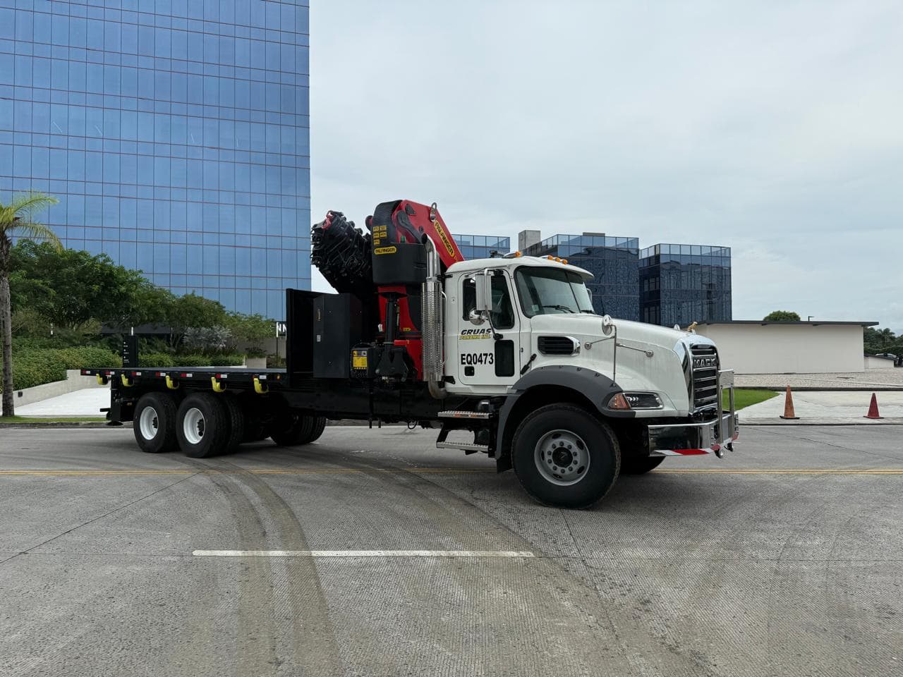 Palfinger PK92002SH (Mack) 30-ton mobile crane for heavy lifting