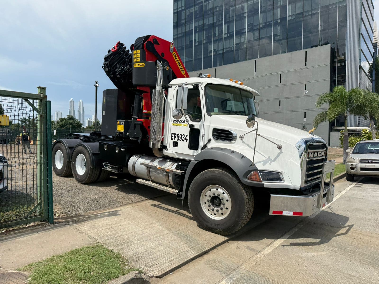 Grúa telescópica Palfinger PK78002SH (Mack) de 25 toneladas para izaje pesado