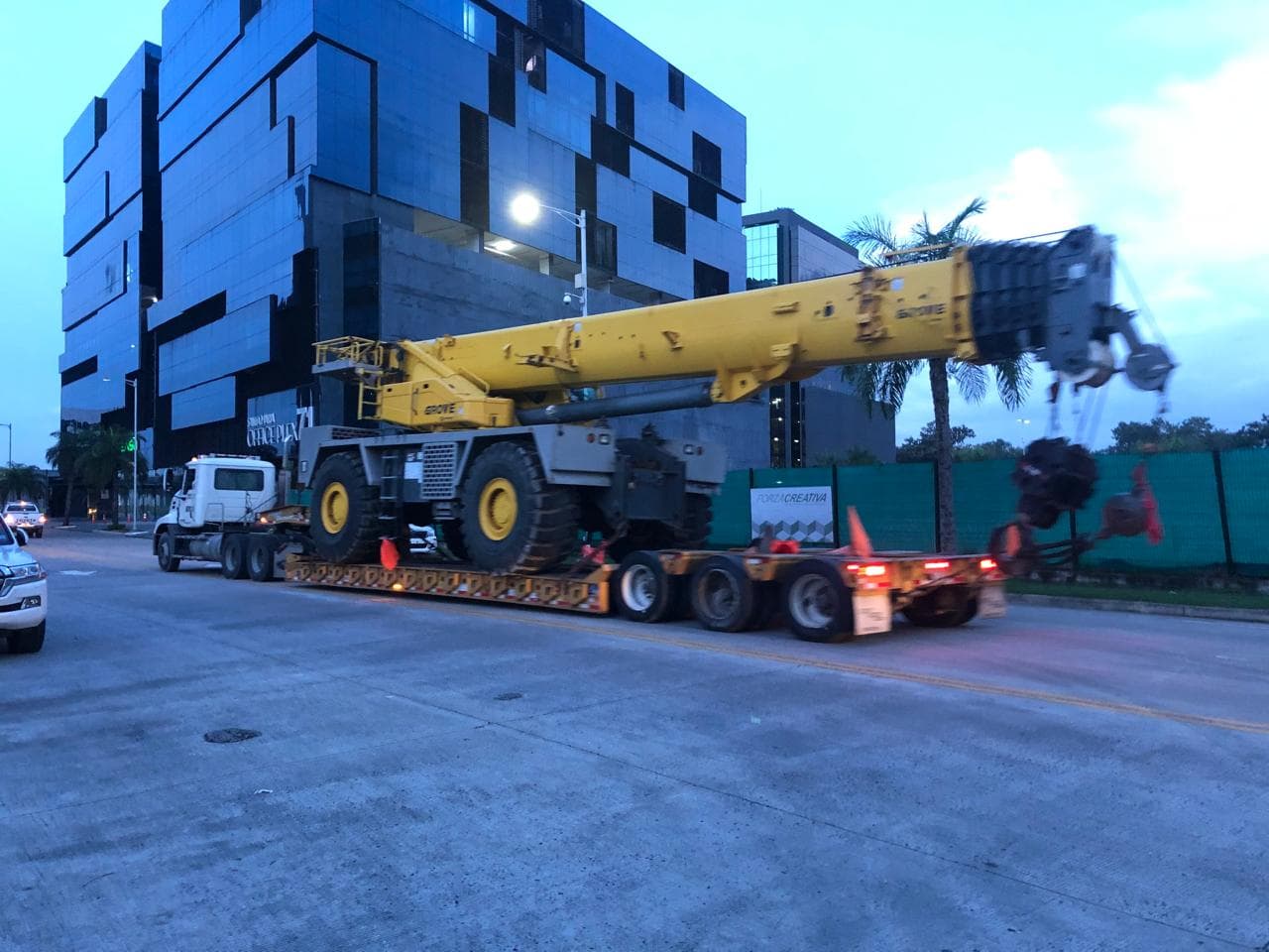 Eager Beaver GSL60/3 Amarilla 60-ton mobile crane for heavy lifting