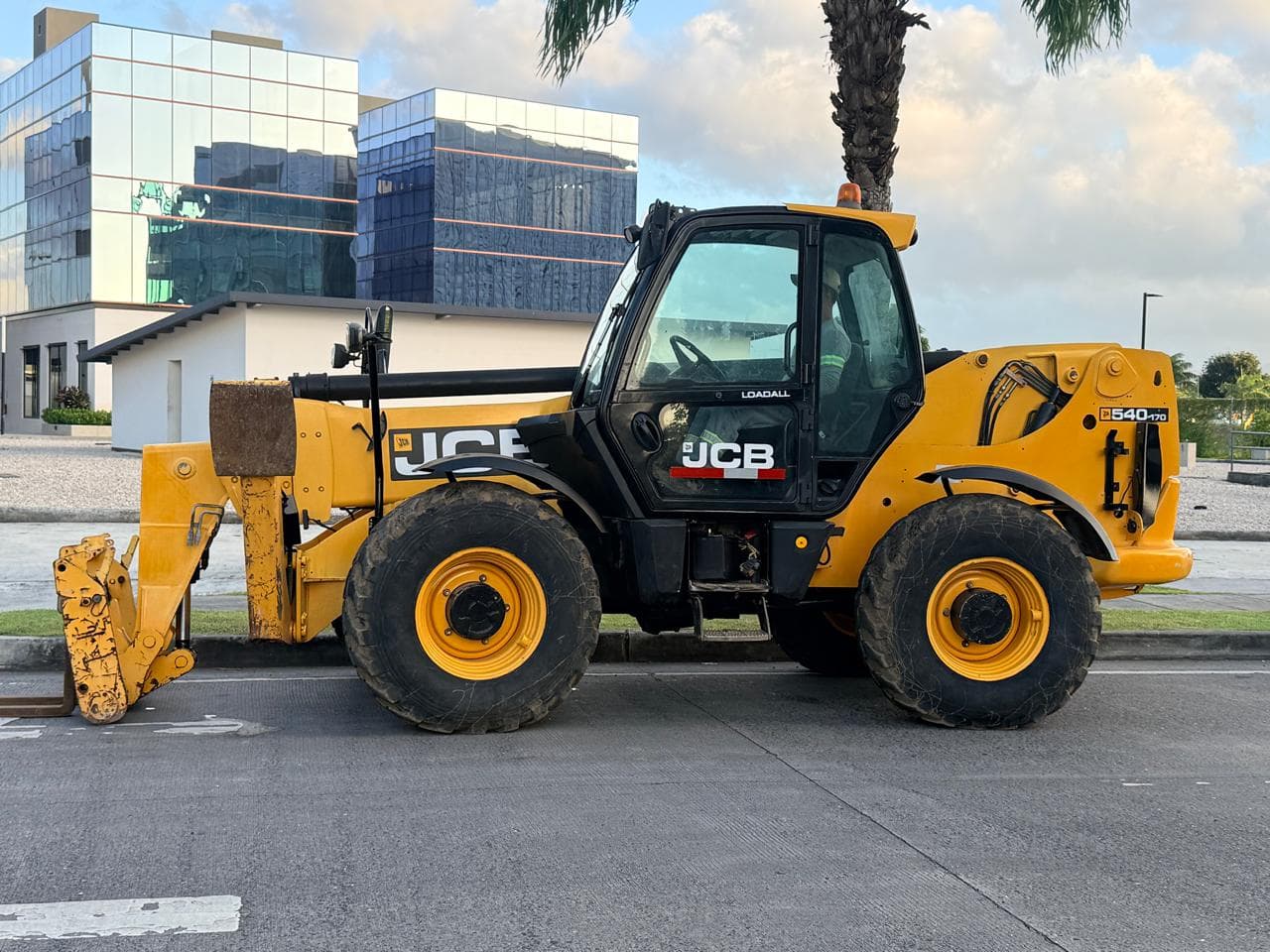 Grúa telescópica JCB 540-170 de 4 toneladas para izaje pesado