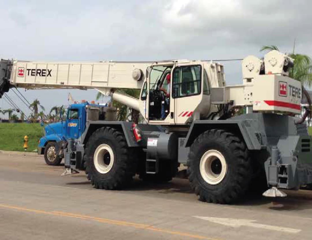 Grúa telescópica Terex RT665-1 de 60 toneladas para izaje pesado